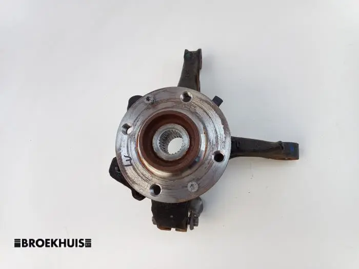 Fusee links-voor Peugeot 208