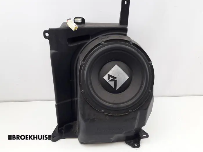 Subwoofer Mitsubishi Outlander