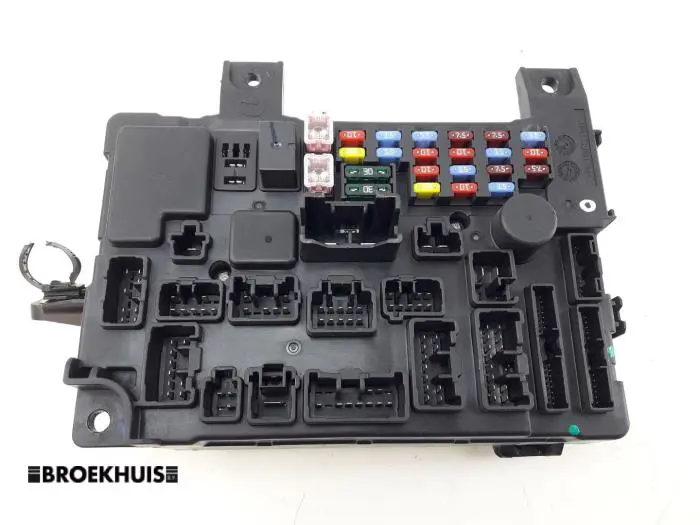 Fuse box Mitsubishi Outlander