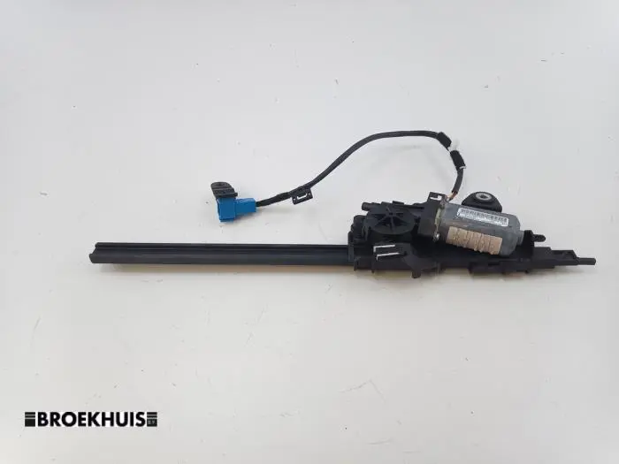 Seatbelt feeder left Mercedes E-Klasse