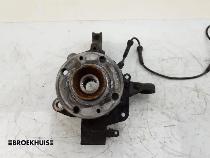 Fusee links-voor Renault Clio