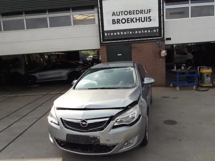 Opel Astra J 10-